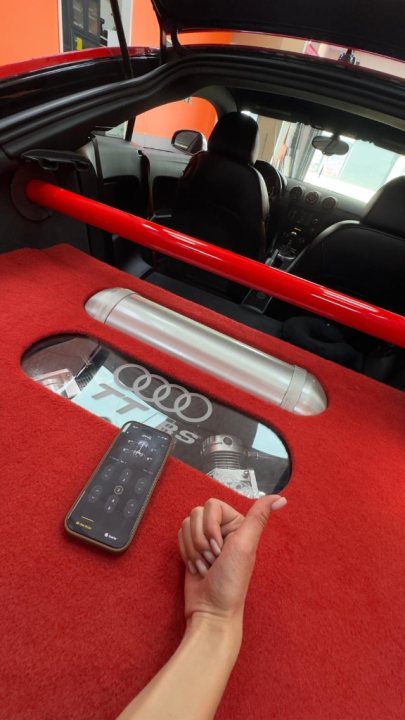 Audi TT RS bagaj dizaynı: alüminyum hava tankı, pleksi vitrin ve telefondan management kontrolü
