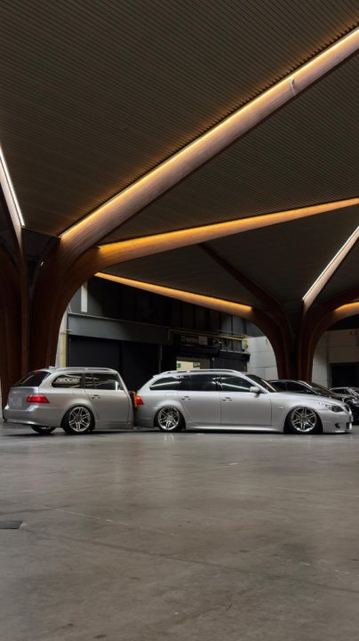 BMW 5 Serisi Touring ve eşleşen römork, air süspansiyonla yere yatık