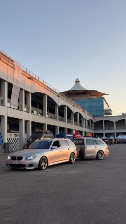BMW 5 Serisi Touring ve eşleşen römork, pist etkinliğinde